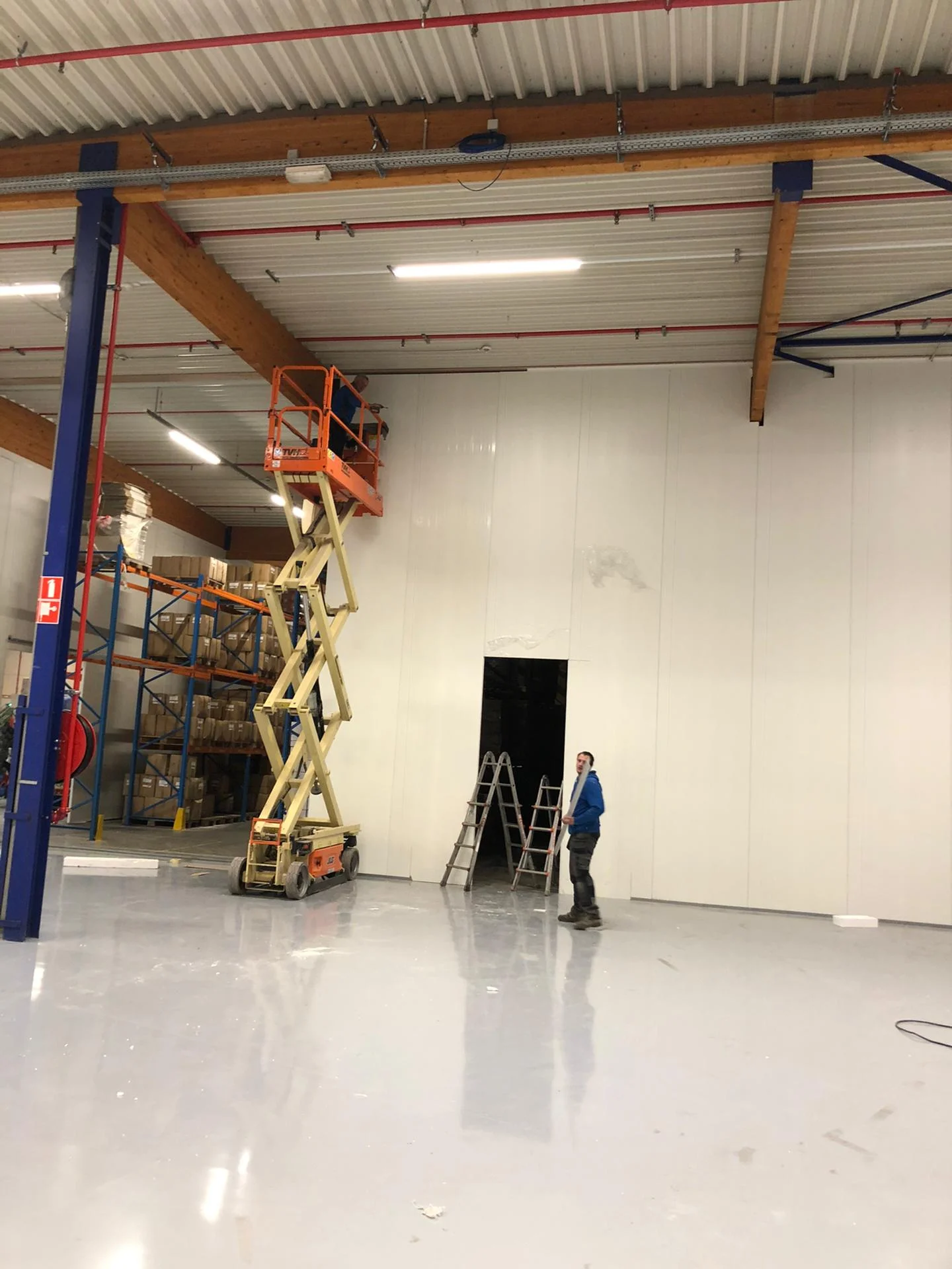 Plaatsing van isotherme sandwichpanelen op de werf