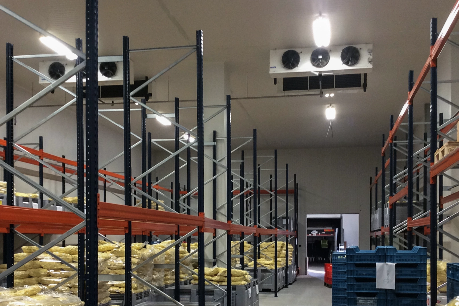 Plaatsing van isotherme sandwichpanelen op de werf
