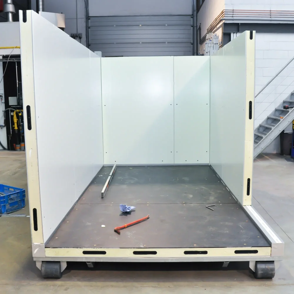 Mobiele koelcel, in eigen atelier opgebouwd uit panelen — foto 1